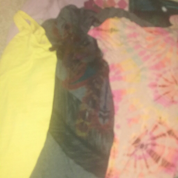 6 tops and a pair of leggings med.to L - Picture 4 of 6